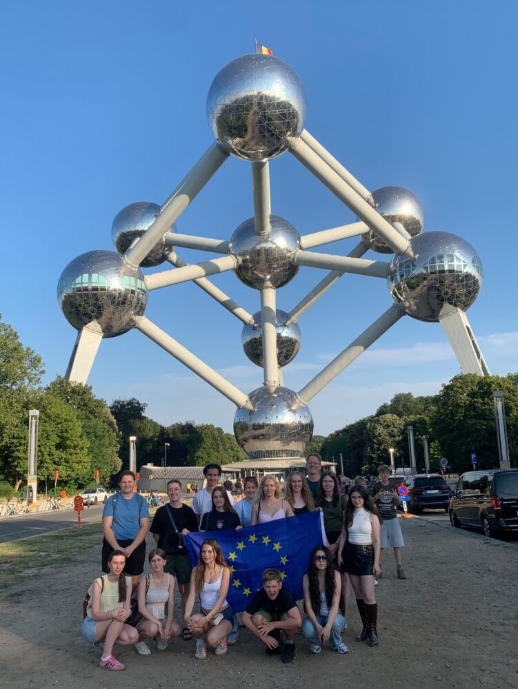 Gruppenfoto vor dem Atonium