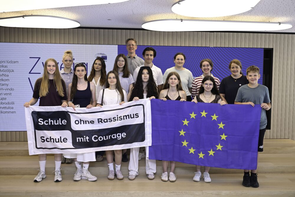 Gruppenfoto mit EU-Flagge und SoR-SmC-Banner