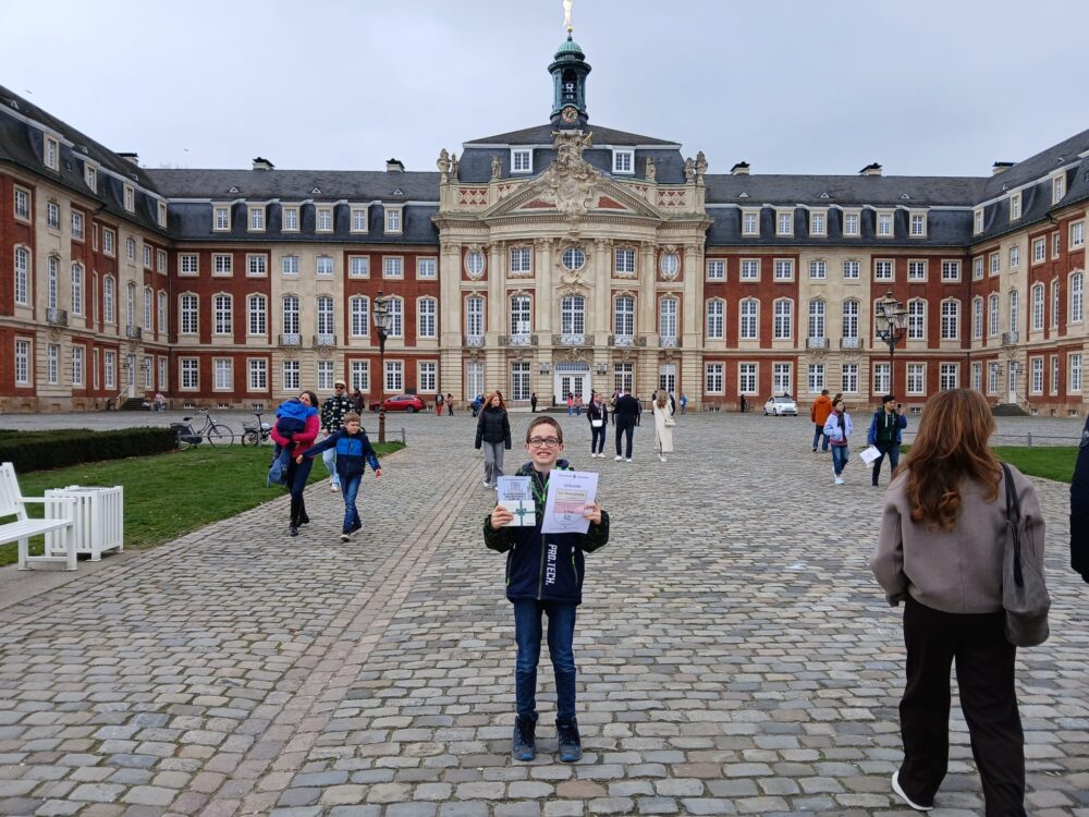 Erfolgreicher Schüler mit Urkunde und Präsent von der Mathematik-Olympiade