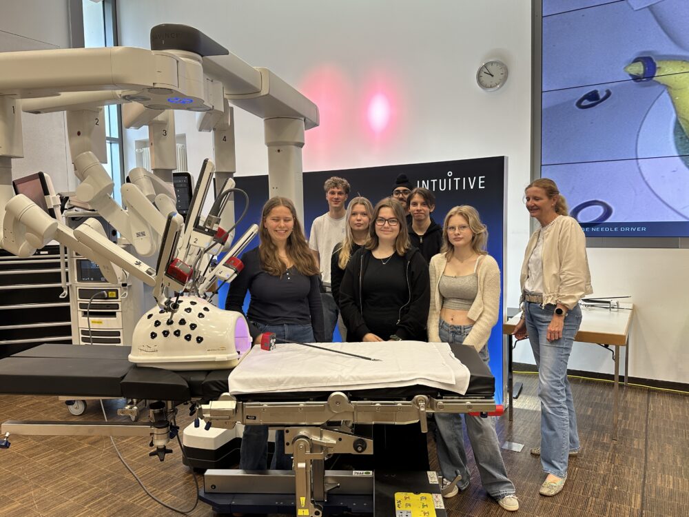 Schülerinnen und Schüler des Biologie-Leistungskurses des Herder-Gymnasiums lernen den DaVinci-Roboter im JWK kennen und erfahren mehr über die Arbeit im Krankenhaus