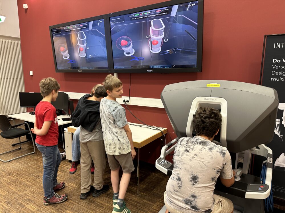 Schülerinnen und Schüler der MINT-freundlichen Klasse 5a des Herder-Gymnasiums lernen den DaVinci-Roboter im JWK kennen und erfahren mehr über die Ar-beit im Krankenhaus