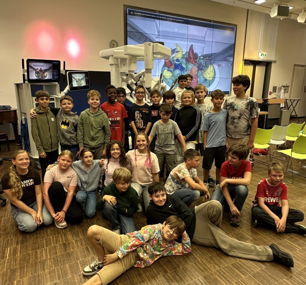 Schülerinnen und Schüler der MINT-freundlichen Klasse 5a des Herder-Gymnasiums lernen den DaVinci-Roboter im JWK kennen und erfahren mehr über die Ar-beit im Krankenhaus