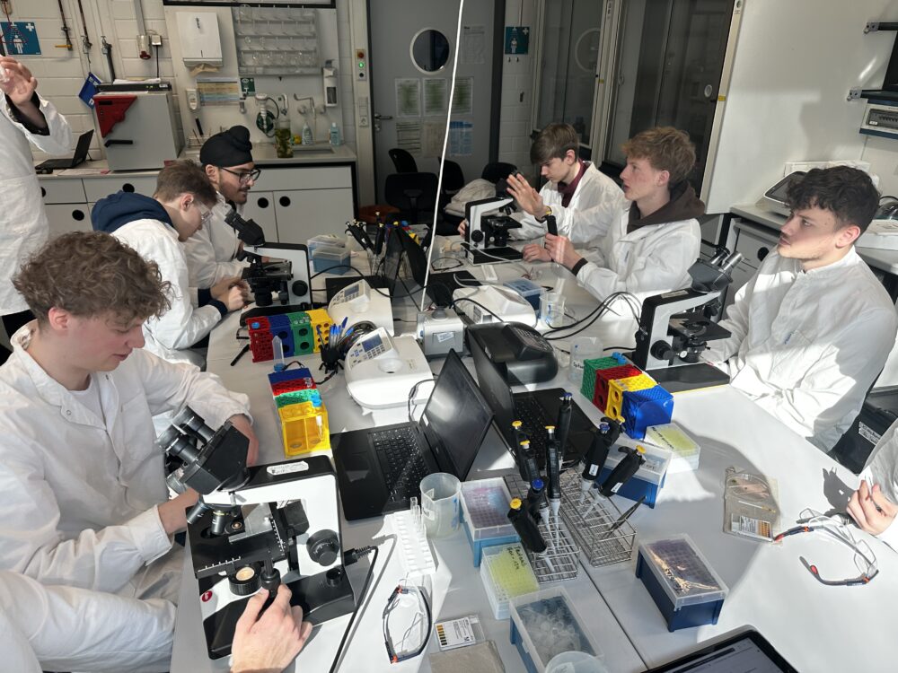 Schüler:innen der Q1- Bio-Kurse zu Besuch Im Teutolab Bielefeld