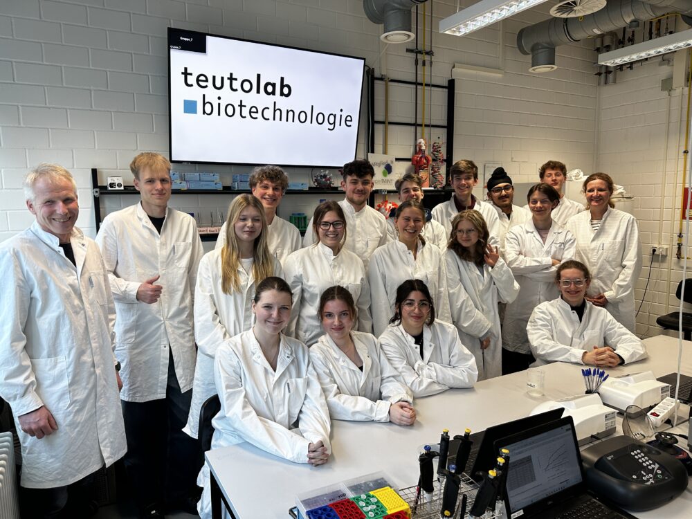 Schüler:innen der Q1- Bio-Kurse zu Besuch Im Teutolab Bielefeld
