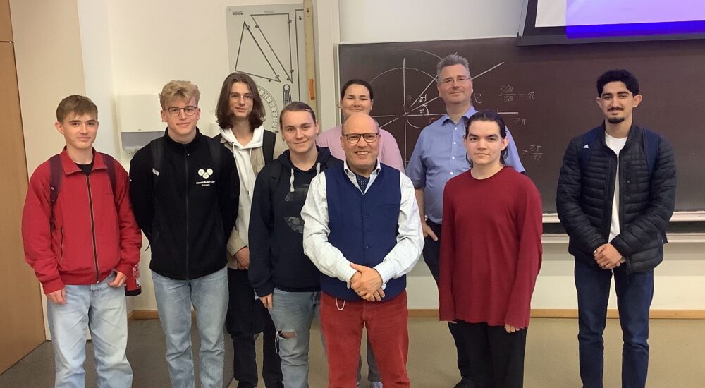 Schüler:innen des LK Physik mit dem Fachlehrer Herrn Rüther und Prof. Dr. Hetsch