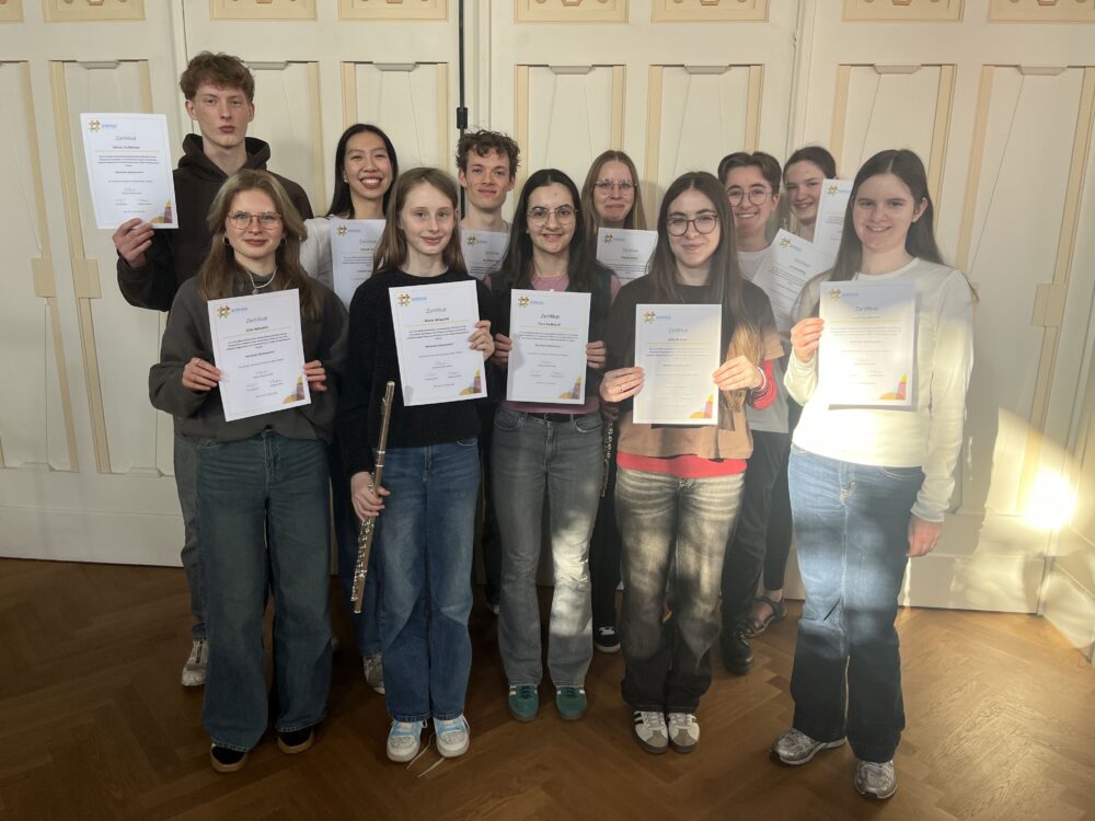 Schüler:innen die im Rahmen des Musikangebots am Herder-Gymnasium EMSA-Zertifikate erreicht haben (EMSA ist die Abkürzung für "Eine (Musik)Schule für alle")
