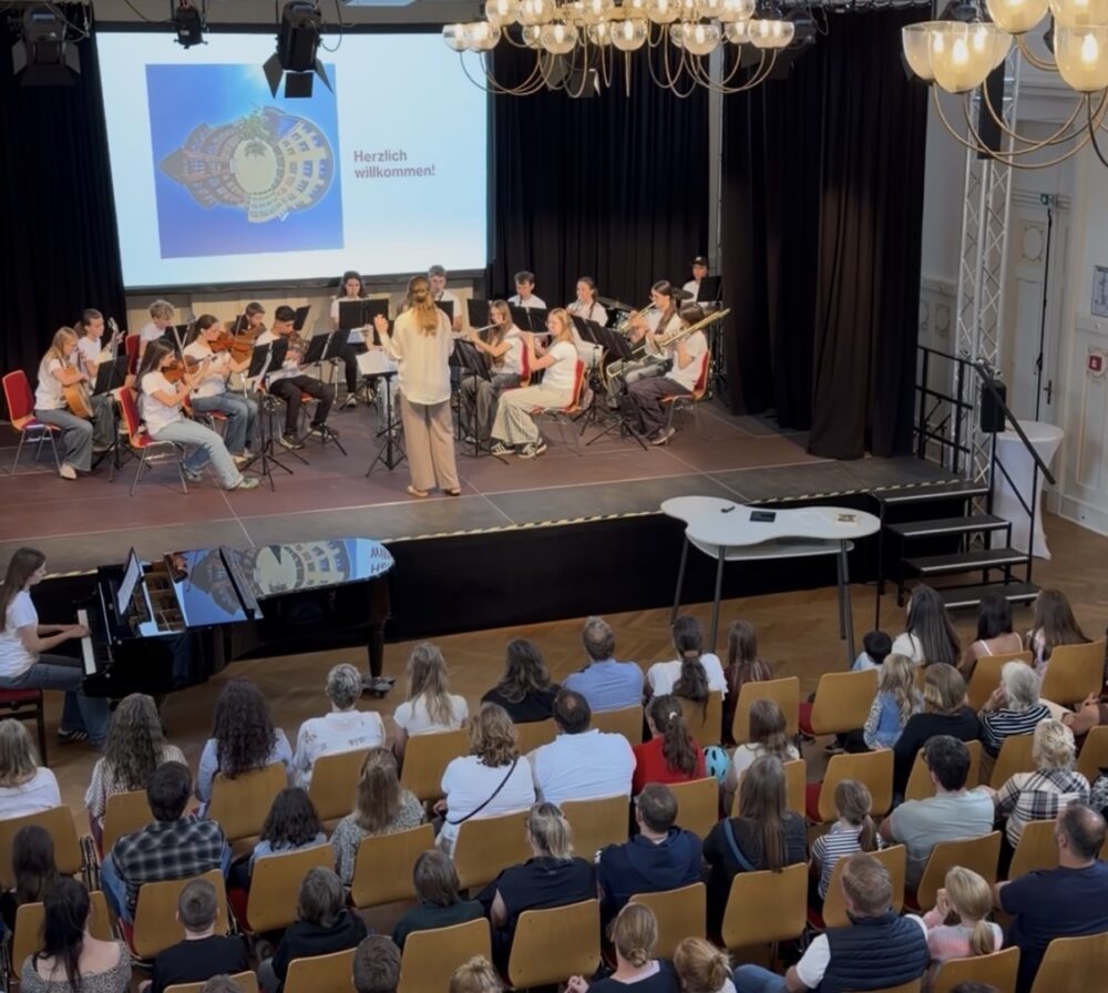 Blick von der Empore in die gefüllte Aula der Herder-Gymnasiums am Einschulungstag.