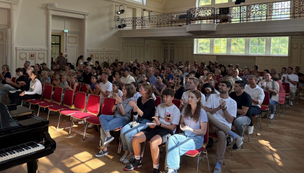 Blick in die Aula - die neuen Herder-Schüler:innen und ihre Eltern