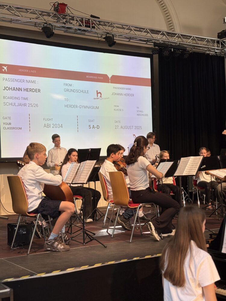 Das Herder-Orchester spielt für die Einschulung der neuen 5. Klassen.