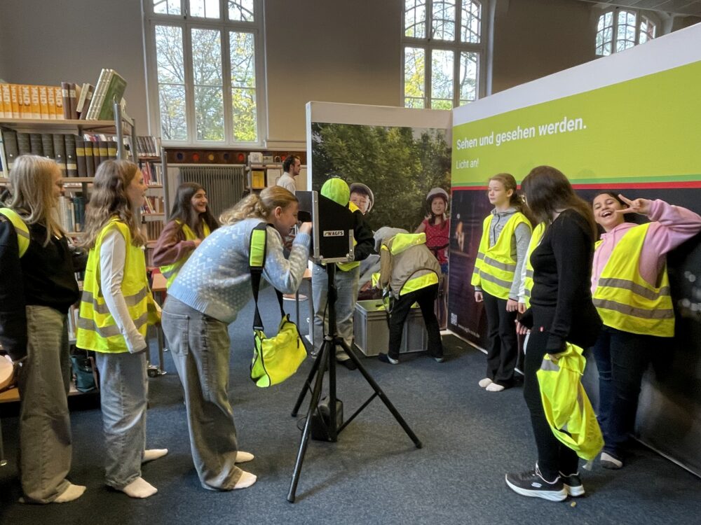 Kinder beim Fahrradaktionstag am Herder in gelben Warnwesten