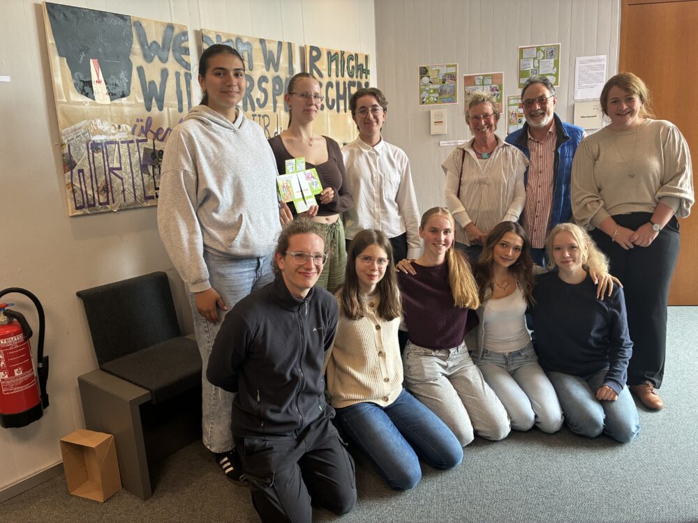 Mitglieder der Arbeitsgemeinschaft Schule ohne Rassismus - Schule mit Courage bei der Eröffnung der Ausstellung zu dem Kunstwerken zum Grundgesetz