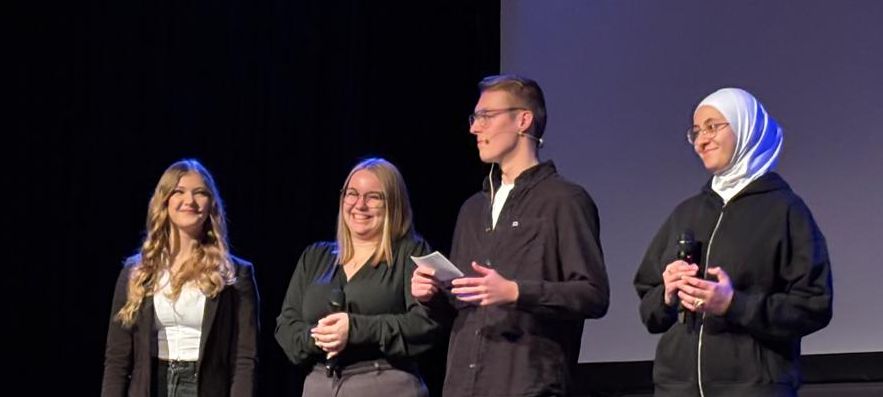 Die vier Moderator:innen des Abends