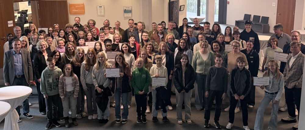 Gruppenfoto mit Schüler*innen und Lehrkräften, die stellvertretend für Schulen aus dem Kreis Minden-Lübbecke die Auszeichnung "Gesunde Schulen" im Mühlenkreis entgegengenommen haben.