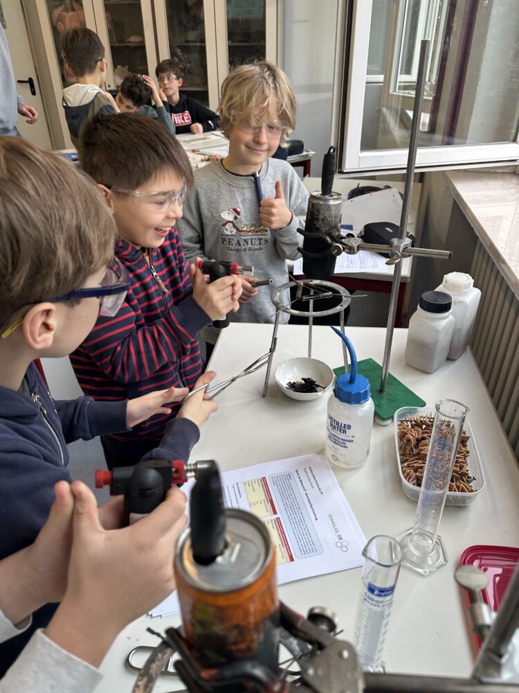 Schüler*innen der MINT-Schwerpunkt-Klasse experimentieren mit dem GreenLab Osnabrück