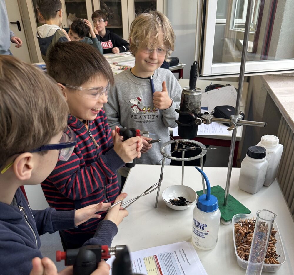 Schüler*innen der MINT-Schwerpunkt-Klasse experimentieren mit dem GreenLab Osnabrück
