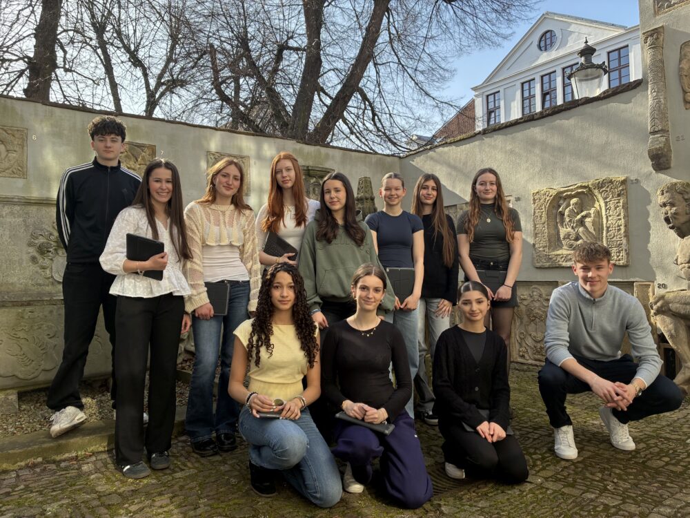 Gruppenbild der Schüler:innen der Klasse 9d, die das Mindener Museum erkundet haben.
