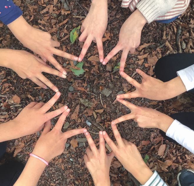 10 Hände, deren Zeige- und Mittelfinger einen Stern bilden