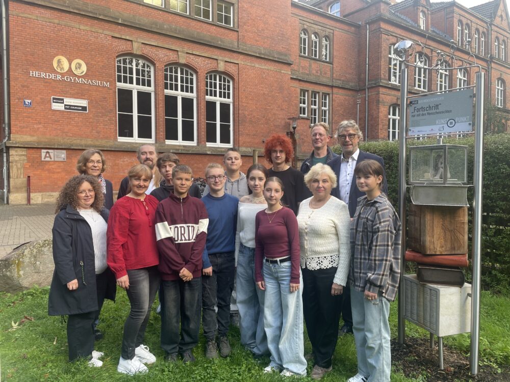 UNESCO-Gruppe mit dem Bürgermeister, Michael Jäcke, vor dem Herder-Gymnasium