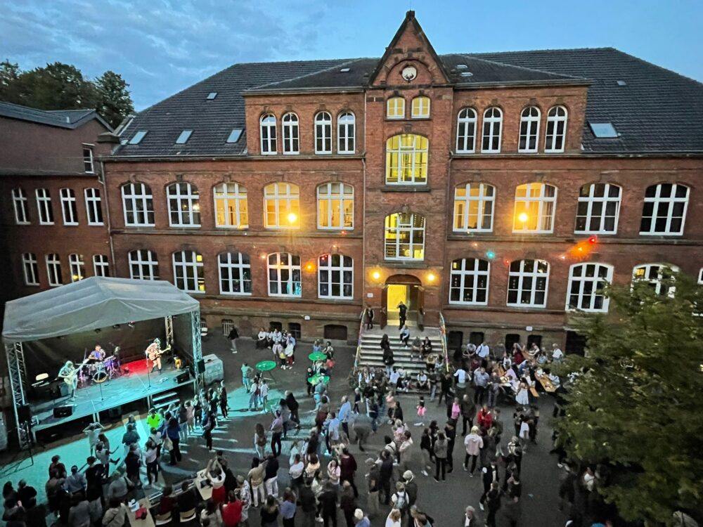 Auf der Herder-Nacht: Blick auf den Schulhof mit der Bühne