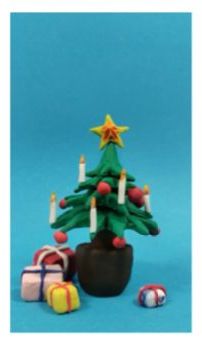 Weihnachtskarte: ein festlich geschmückter Weihnachtsbaum mit Geschenken