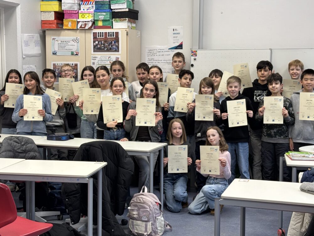 Schüler:innen der Mint-Schwerpunkt-Klasse mit ihren Urkunden