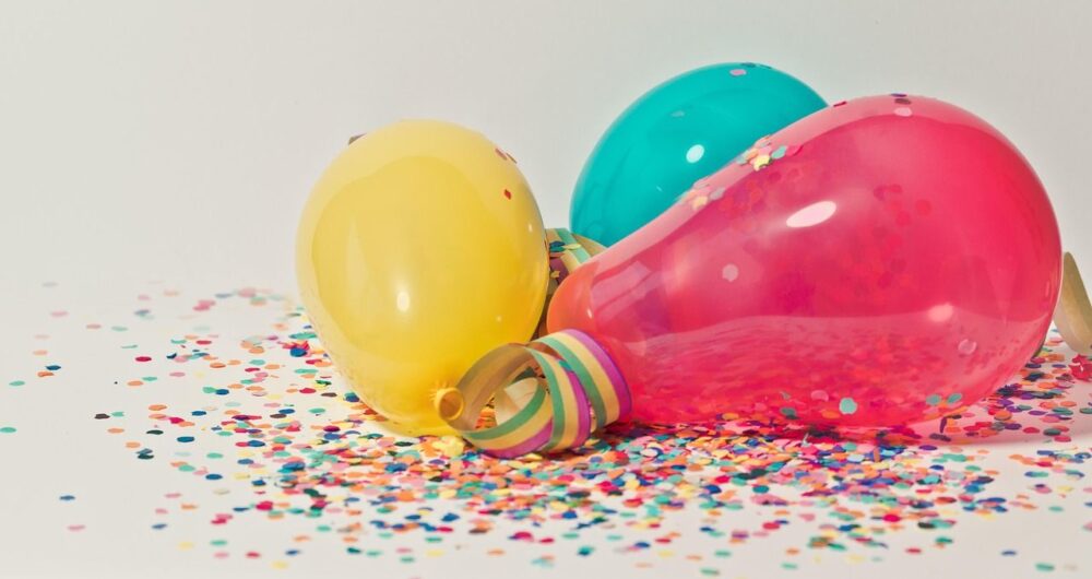 Auf zur Karnevalsparty mit Luftballons, Luftschlangen und Konfetti.