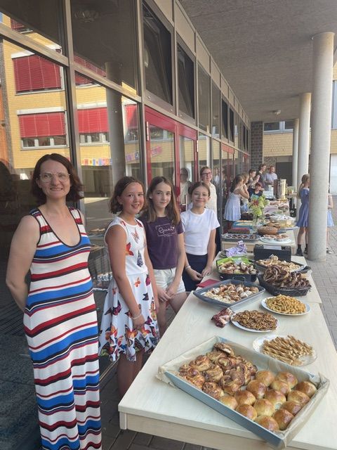 Schüleri*innen und Eltern vor dem Buffet mit leckeren Speisen auf dem Kennlernnachmittag beim Herder-Gymnasium Minden