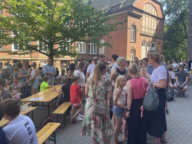 Kennlernnachmittag für die neuen 5. Klassen am Herder-Gymnasium - viele Menschen im Schulinnenhof