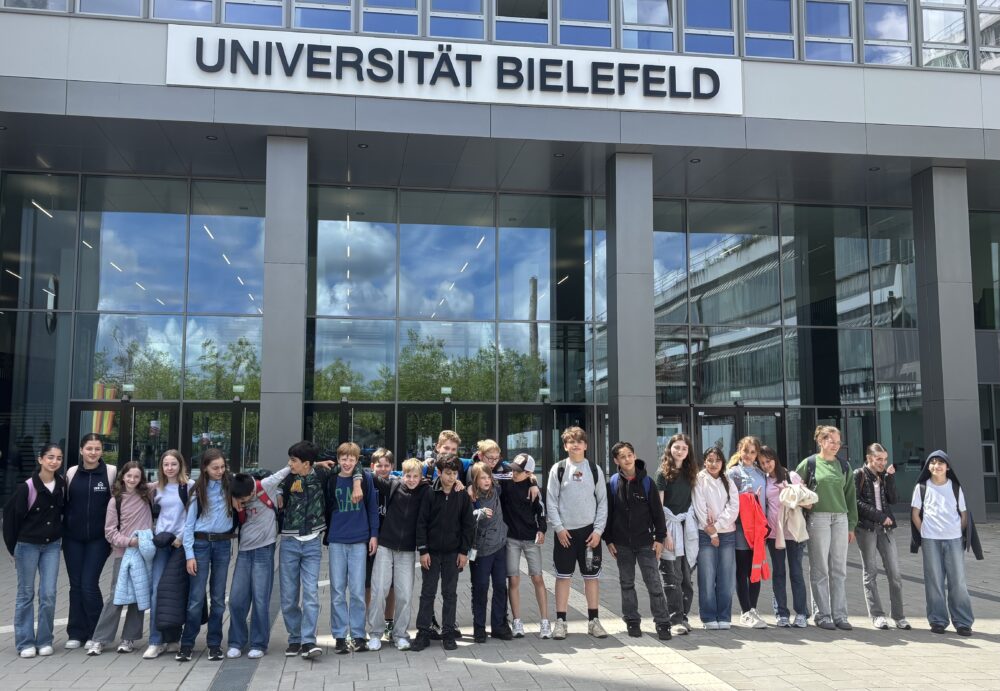 Klasse 6a des Herder-Gymnasiums vor der Universität Bielefeld
