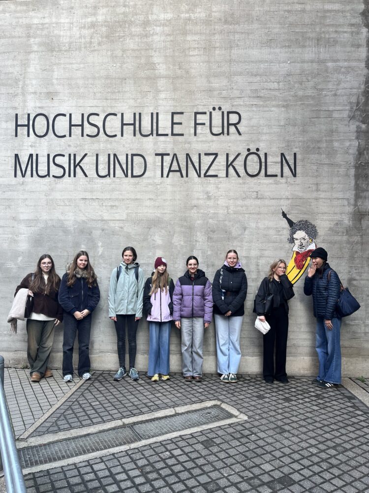 Schüler:innen vor der Hochschule für Tanz und Musik in Köln