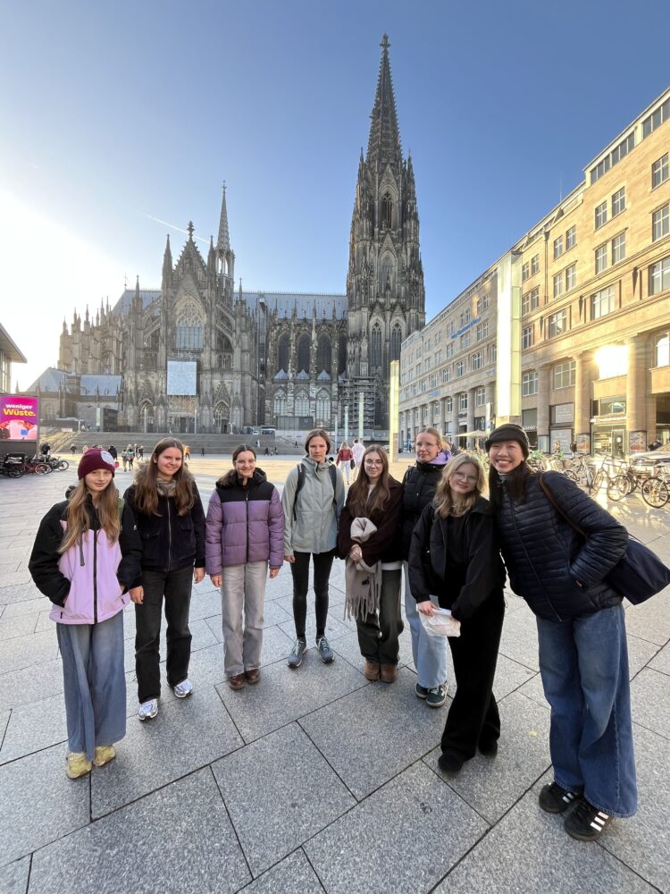 Schüler:innen vor dem Kölner Dom