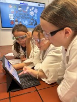 Schüler:innen untersuchen Proben im Rahmen des Kriminalistik-Workshops im teutolab Chemie der Universität Bielefeld