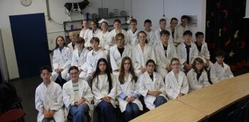 Gruppenbild mit allen Schüler:innen zum Kriminalistik-Workshop im teutolab Chemie der Universität Bielefeld
