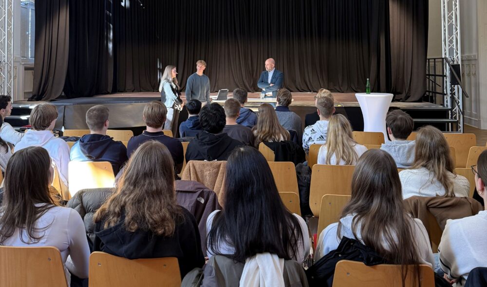 Der Q2-Jahrgang des Herder-Gymnasiums bei der Gesprächsrunde mit dem Landrat des Kreises Minden-Lübbecke, Ali Dogan.