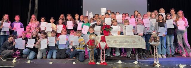 Teilnehmer*innen der langen Nacht der Mathematik mit ihren Urkunden