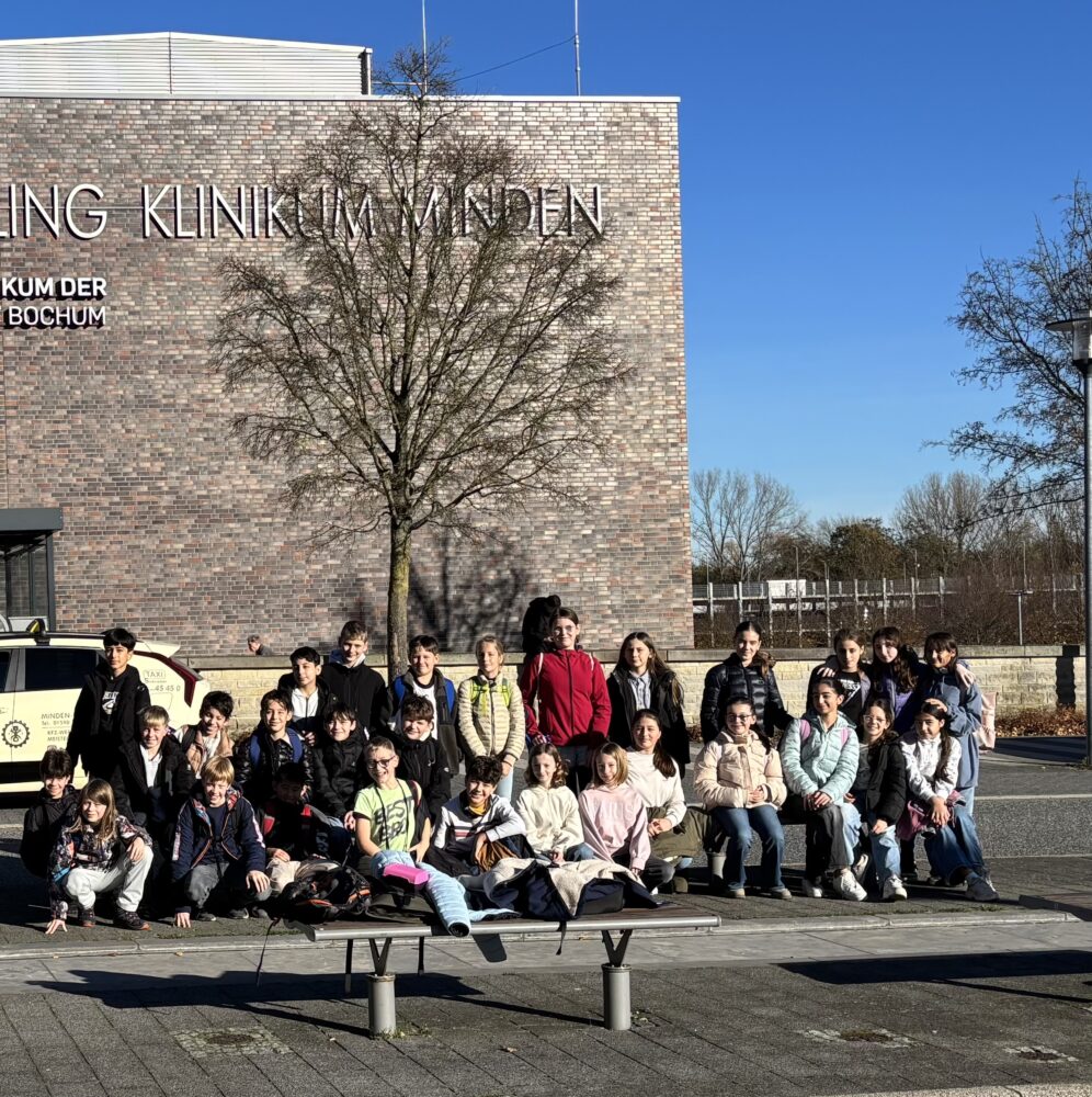 Schüler:innen der MINT-Schwerpunktklassen des Herder-Gymnasiums vor dem JWK Minden