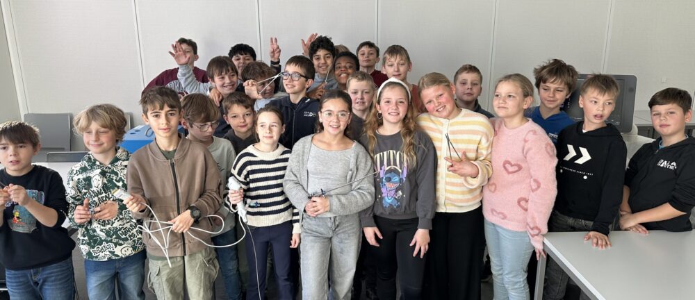 Gruppenfoto der Schüler:innen der MINT-Schwerpunktklassen des Herder-Gymnasiums im JWK Minden