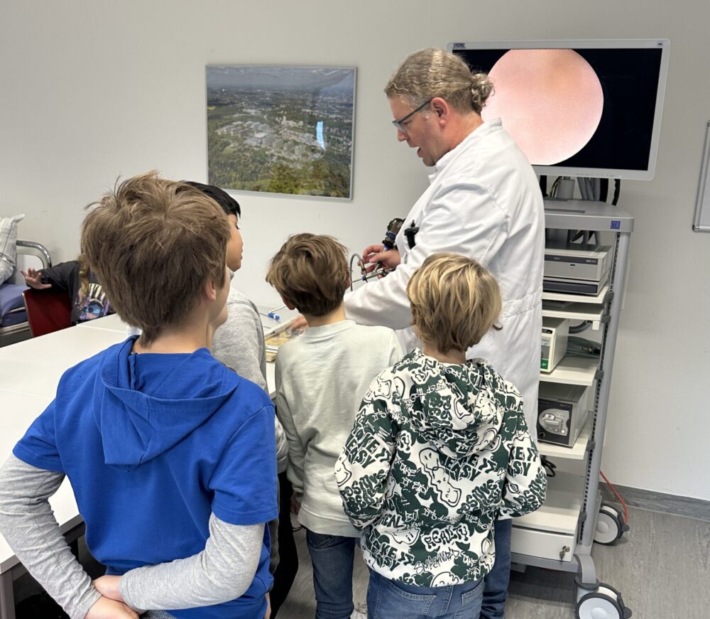 Der Urologe zeigt den Schüler:innen, wie sie die medizinischen Geräte nutzen sollen.
