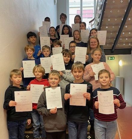 Teilnehmer*innen an der Mathematik-Olympiade mit ihren Urkunden