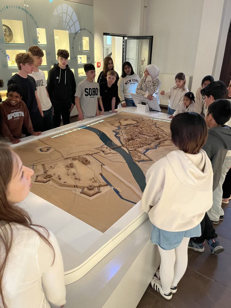 Kinder der Internationalen Klasse zu Besuch im Mindener Museum - rund um das Stadtmodell