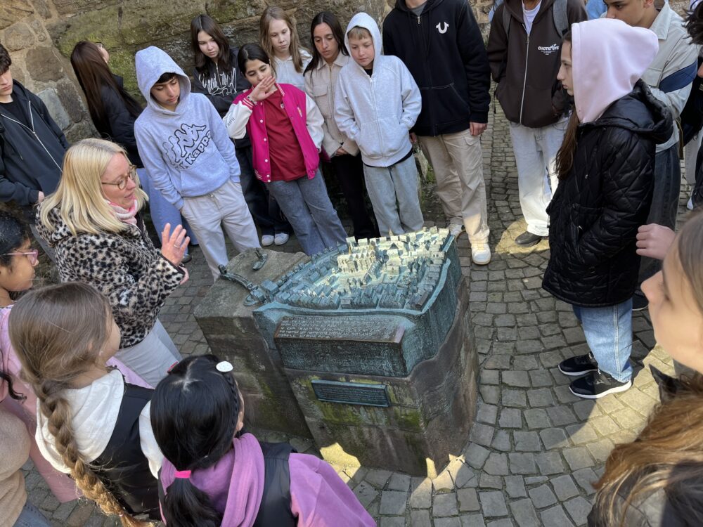 Kinder der Internationalen Klasse beim Spazierganz in der Mindener Innenstadt