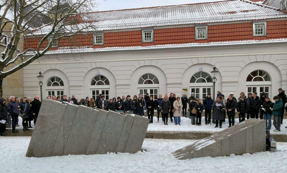 Nach der Gedenkveranstaltung in der Petri-Kirche versammelten sich die Teilnehmenden am Mahnmal