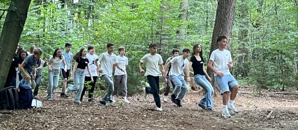 Klasse 8d aktiv im Wald