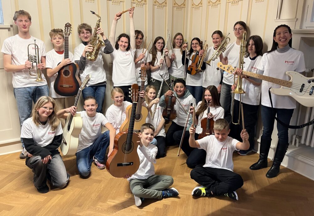 Mitglieder des Herder-Orchesters mit ihren Instrumenten und den neuen T-Shirts