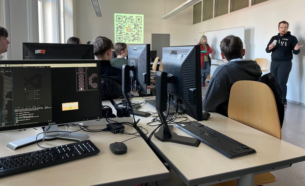 Schüler:innen vor PC-Arbeitsplätzen bei dem Informatik-Projekt Produs