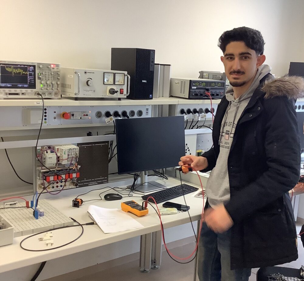 Schüler im Labor beim Schülerpraktikum der HSBI - Campus Minden