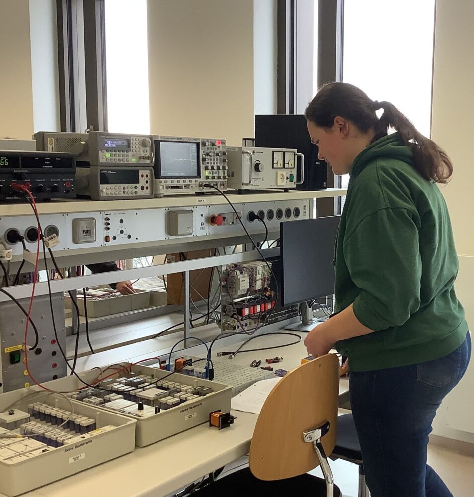 Schülerin des Leistungskurs Physik im Labor beim Schülerpraktikum der HSBI - Campus Minden