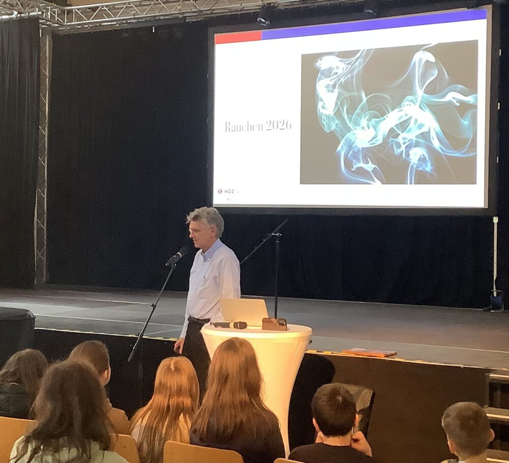 Lungenspezialist Dr. Niedermeyer bei seinem Vortrag im Herder-Gymnasium
