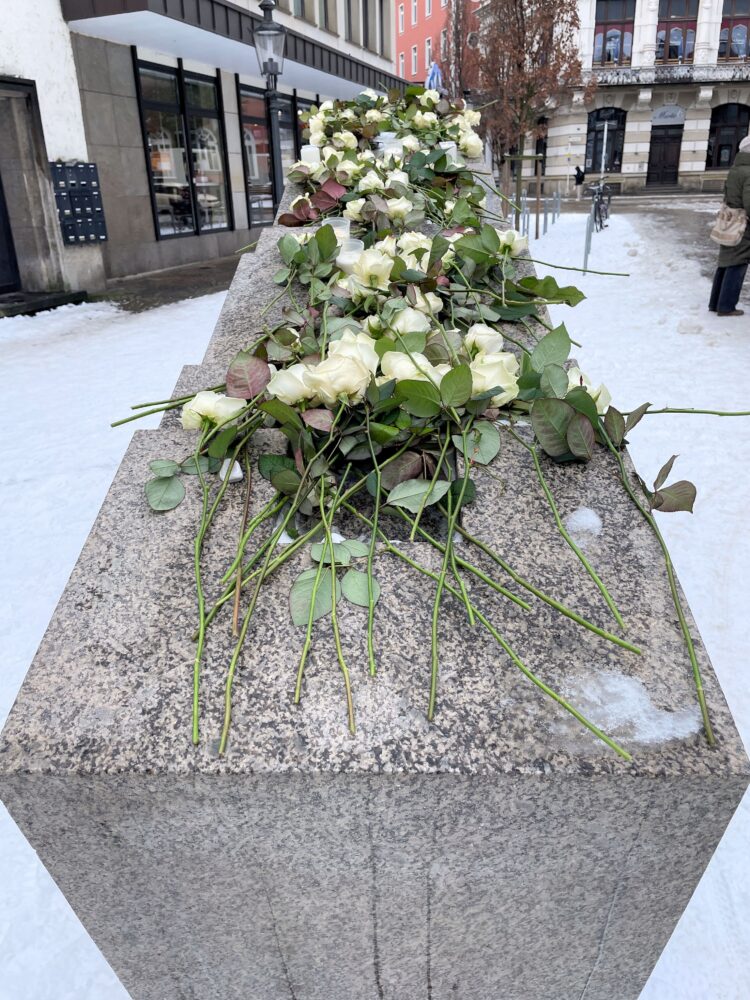 Rosen und Steine auf dem Mahnmal an der Tonhallenstraße