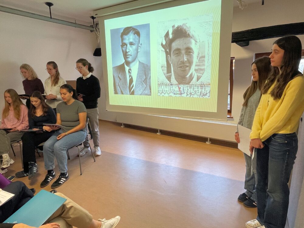 Schüler:innen des Herder-Gymnasiums trugen Berichte von Überlebenden vor